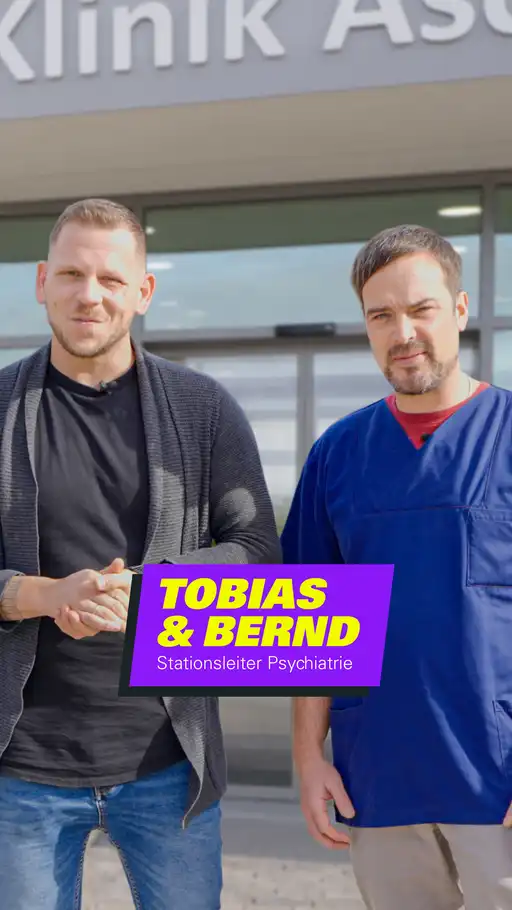 Tobias und Bernd stehen vor dem Klinikeingang