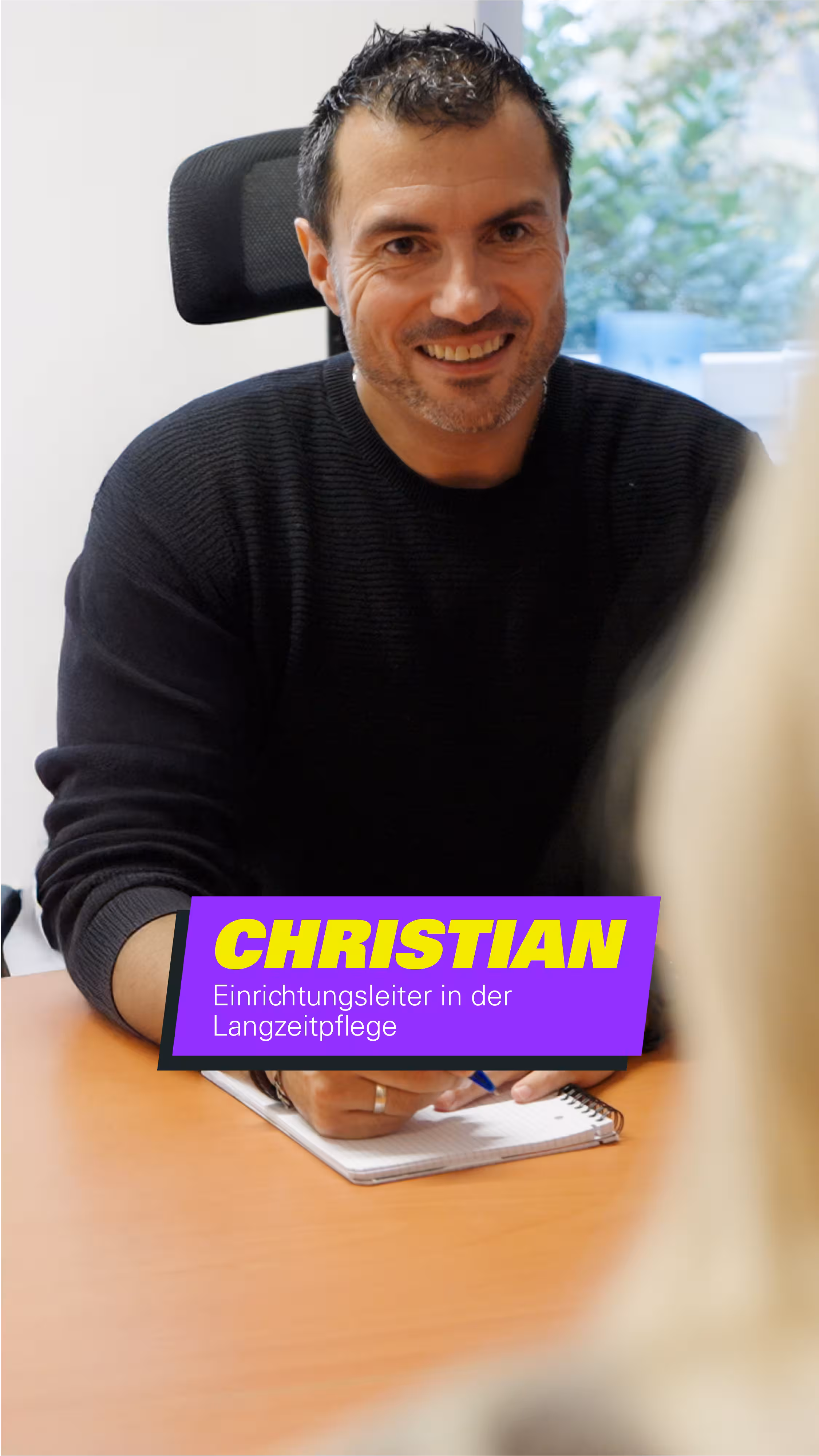 Quereinsteiger Christian sitzt an einem Tisch