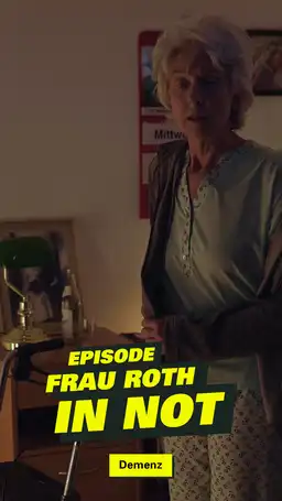 Frau im Schlafanzug steht in der Wohnung
