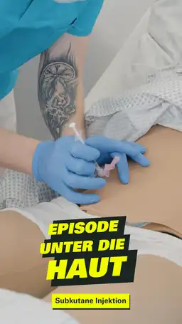 Pfleger_in setzt eine Spritze