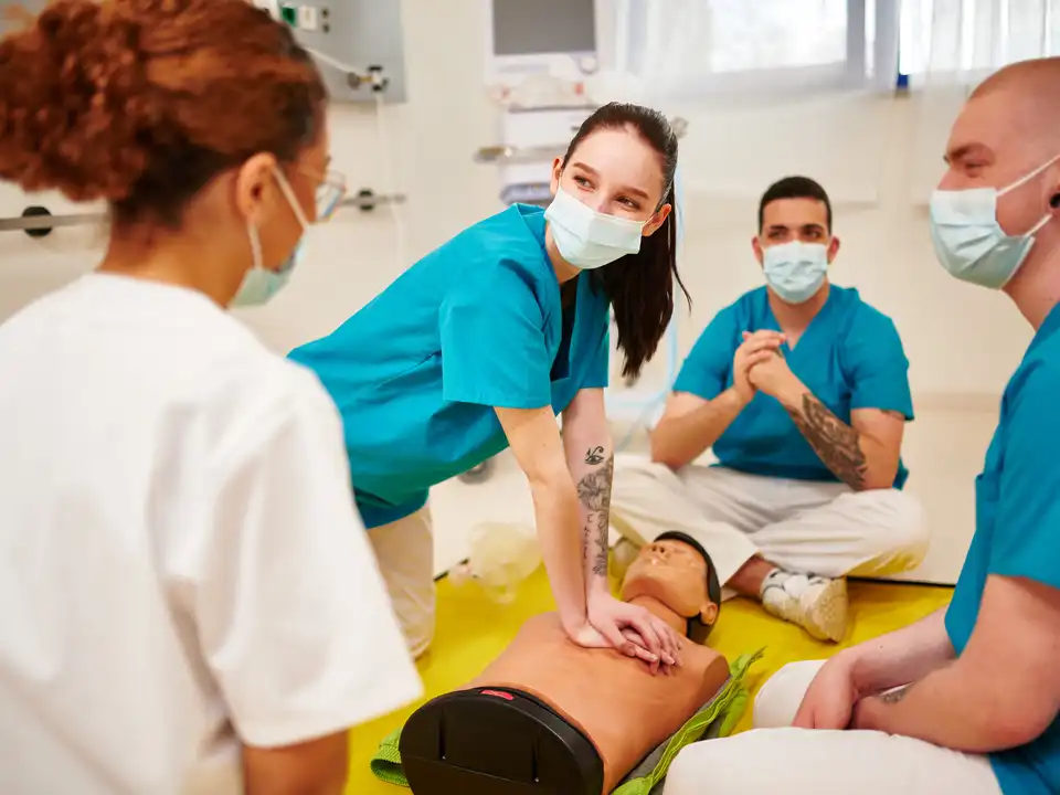 Eine Gruppe von Pflegerinnen und Pflegern bei einer Übung